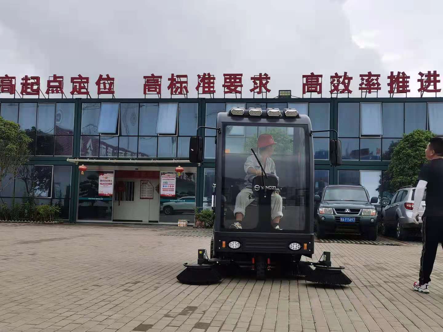 扬子大型扫地机YZ-S13交付湖南国家电网